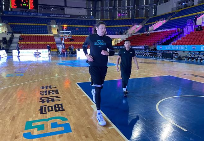 富邦中锋曾文鼎赛前积极復健的身影。(黄及人摄)