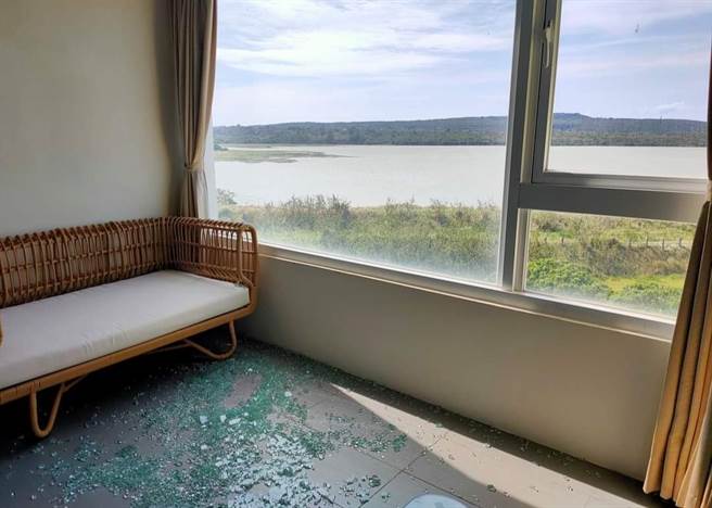 客人跨年订房，民宿主人隔天进房整理惊见满地玻璃渣，网友一看惊喊，客人的屁股还好吗？有没有受伤？（图／翻摄自爆废1公社）