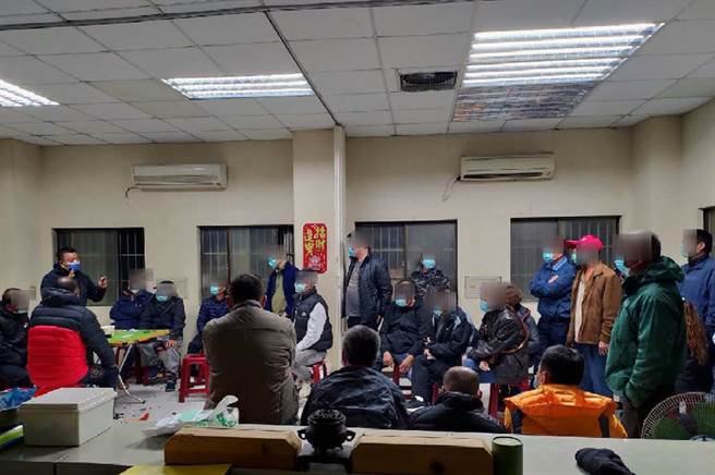 台南市警三分局元旦深夜在安南区海佃路4段388巷内某工厂查获32人聚赌天九牌赌场。（读者提供／洪荣志台南传真）