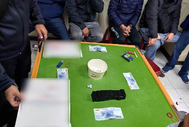 台南市警三分局元旦深夜查获的赌场以天九牌聚赌。（读者提供／洪荣志台南传真）