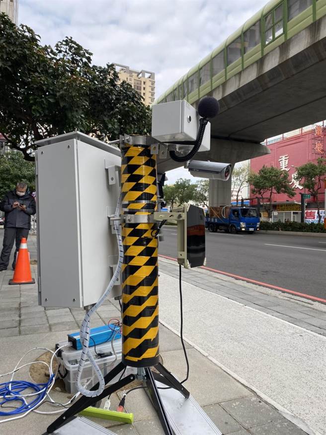 配合环保署修法针对行驶中高噪音车辆超标可直接开罚，台中市已引进移动式声音照相设备协助执法。（环保局提供／林欣仪台中传真）
