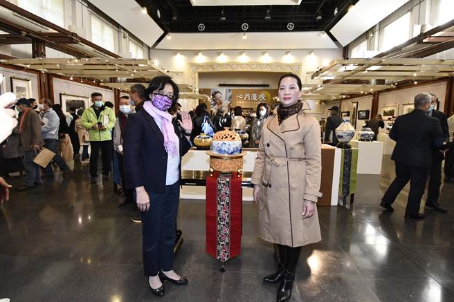 彰化縣藝術館2日起展出心月造境～卓麗秋山水青花瓷個展。（吳敏菁攝）