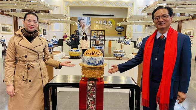 彰化縣藝術館2日起展出心月造境～卓麗秋山水青花瓷個展。（吳敏菁攝）