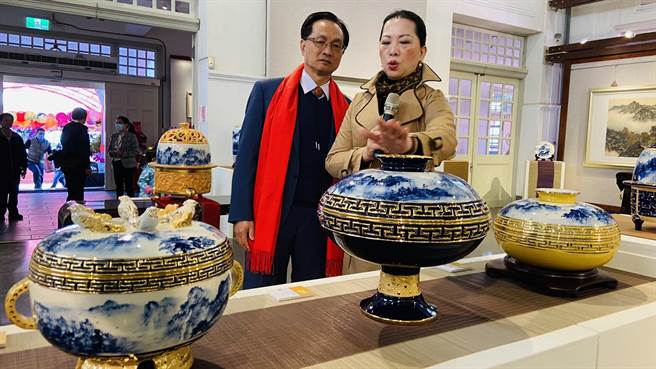 彰化縣藝術館2日起展出心月造境～卓麗秋山水青花瓷個展。（吳敏菁攝）