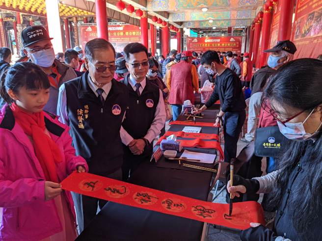 台南北门南鲲鯓代天府举办新春写春联、赠春联活动，请来13位书法家现场挥毫，写出特色春联。（庄曜聪摄）