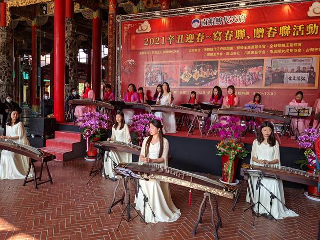 庙方在民眾排队索取春联同时，也安排国乐表演。（庄曜聪摄）