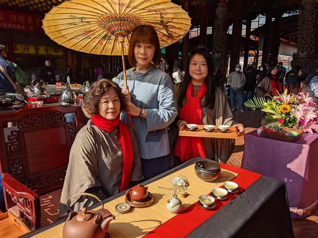 庙方在民眾排队索取春联同时，也安排茶艺品茗。（庄曜聪摄）