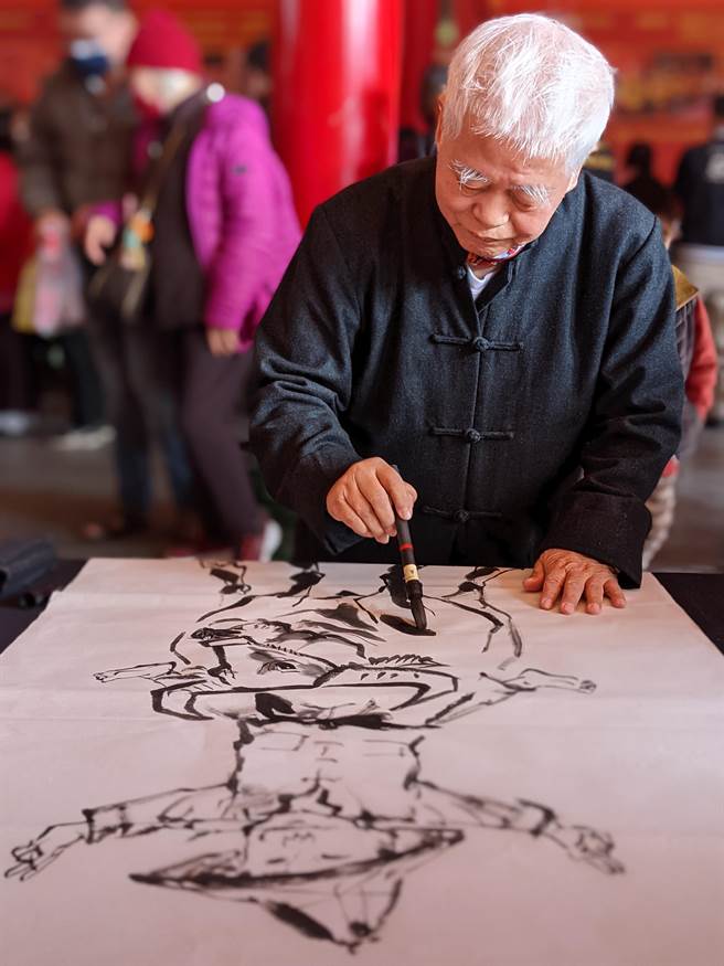 民俗水墨画家林晋绘制牧童骑牛迎春图，画工了得。（庄曜聪摄）