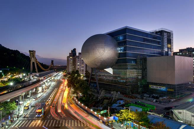 美国有线电视新闻网风尚版（CNN Style）精选2021年最令人期待、具颠覆性的8座新开张或新落成建筑，台湾的台北表演艺术中心也在其列。(图/中央社)