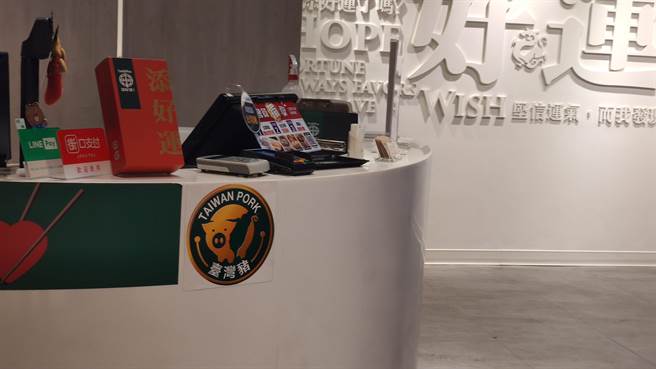 卫福部规定从今年起提供餐饮场所应标示肉品来源国，为了避免引发消费者疑虑，许多业者纷纷改用国产猪肉。（）