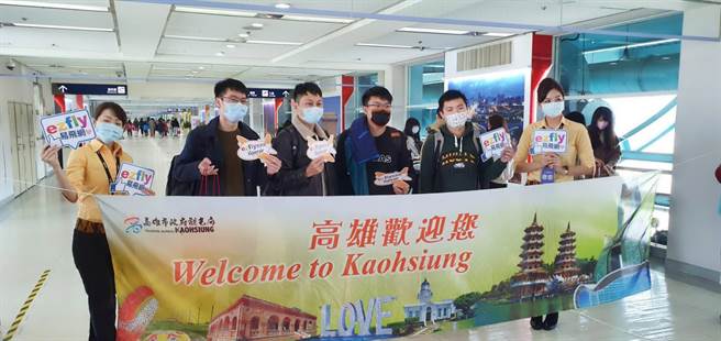 台湾虎航推出限量微旅行， 120名北部民眾近日从桃园国际机场出发抵达高雄小港机场。（柯宗纬摄）