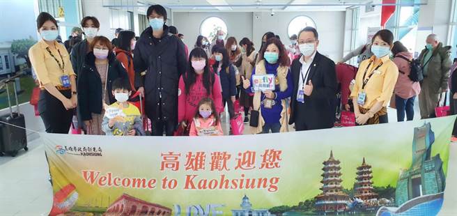 台湾虎航推出限量微旅行， 120名北部民眾近日从桃园国际机场出发抵达高雄小港机场。（柯宗纬摄）