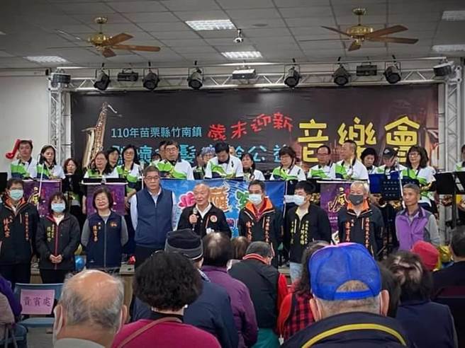 竹南镇公所2日下午在大厝社区活动中心举行银髮族公益音乐会。（竹南镇公所提供／谢明俊苗栗传真）