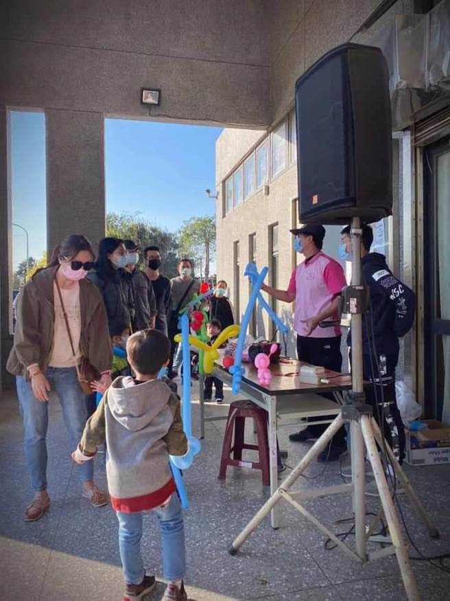 竹南镇公所2日下午在大厝社区活动中心举行银髮族公益音乐会，现场有折汽球活动。（竹南镇公所提供／谢明俊苗栗传真）