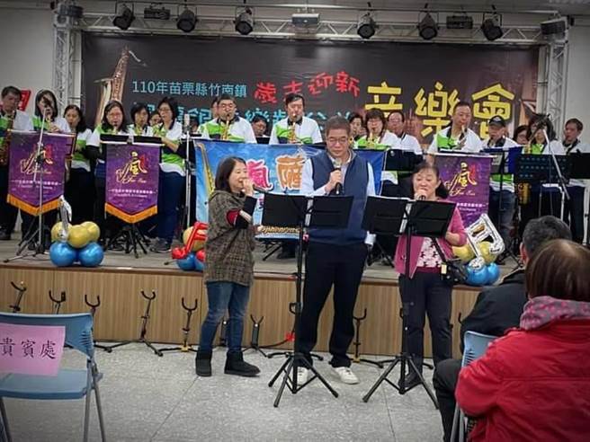 竹南镇公所2日下午在大厝社区活动中心举行银髮族公益音乐会，镇长方进兴到场祝贺长辈们新年快乐。（竹南镇公所提供／谢明俊苗栗传真）