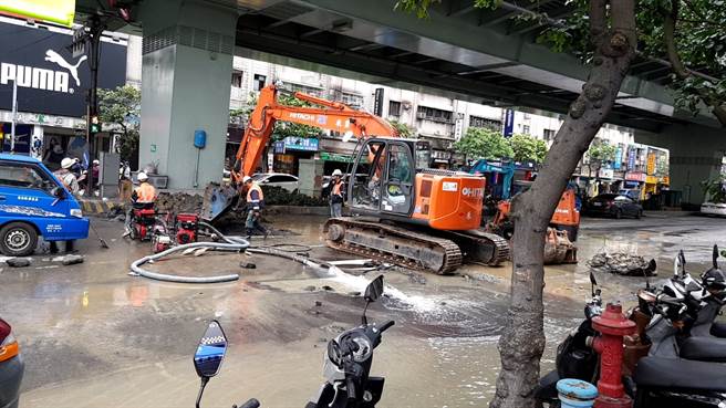 板桥自来水破管1.5万户停水 急设13处供水点（新北市消防局提供）