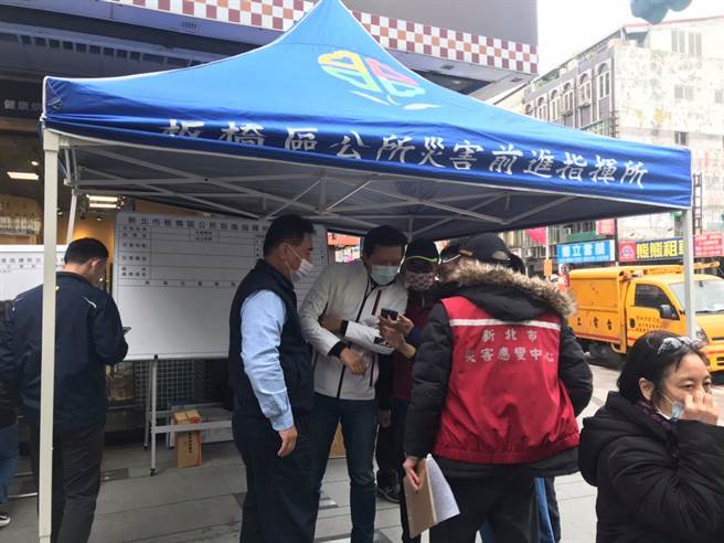 板桥自来水破管1.5万户停水 急设13处供水点（新北市消防局提供）