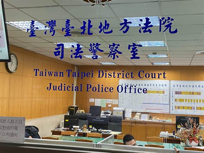 男子锁违停机车，索开锁费亮菜刀追人，社维法裁罚3000元确定。（本报资料照片）