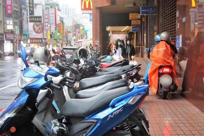 锁违停机车要车主给钱 男子亮菜刀当街追人 挨罚3千元（示意图／资料画面）