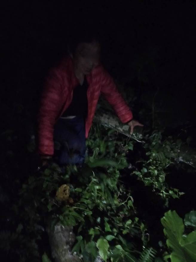 救難人員在海拔約500公尺的萬榮山區、漆黑樹叢裡發現老婦人（花蓮縣消防局提供／王志偉花蓮傳真）