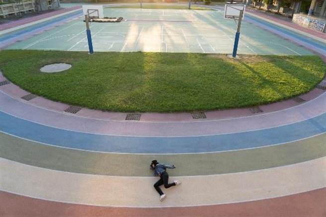 全台最美的高美國小彩虹跑道，歡迎遊客與徐徐微風來場競逐。（台中市觀旅局提供／陳淑娥台中傳真）