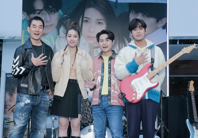 任賢齊（左）今現身力挺告五人簽唱會。（盧禕祺攝）