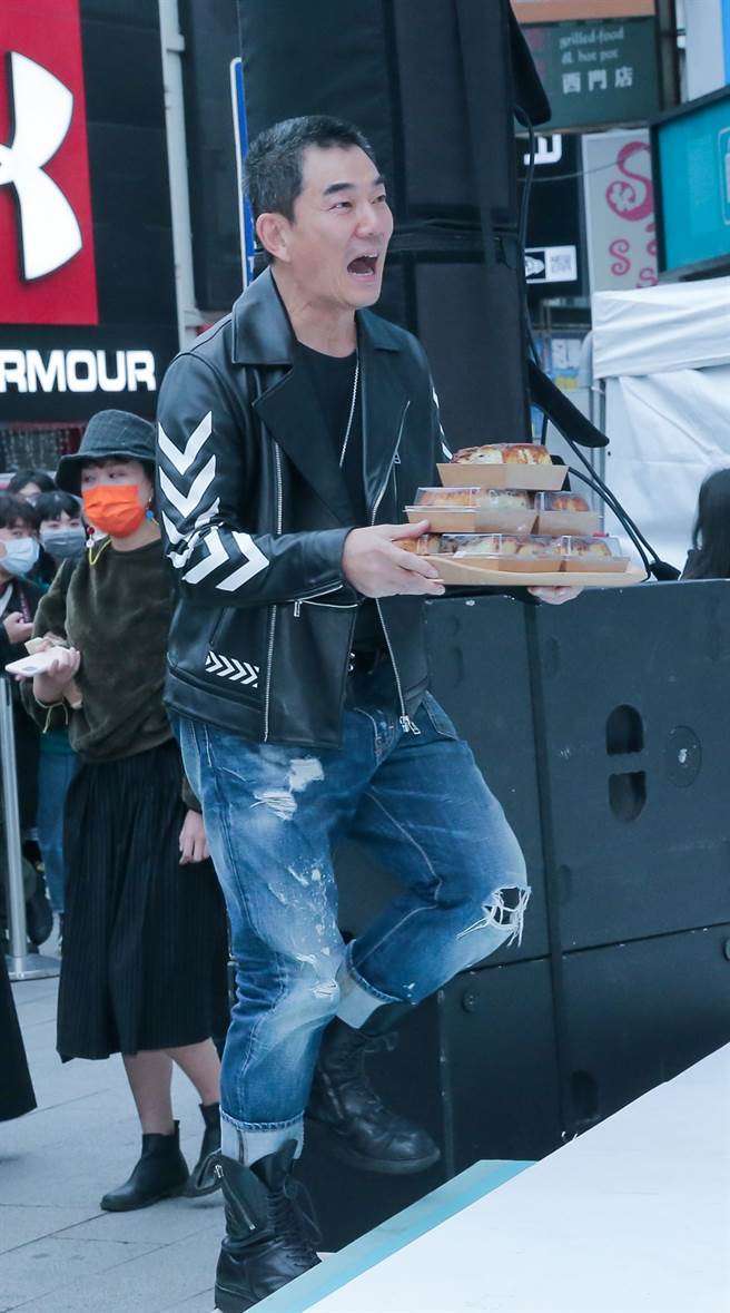 任賢齊今現身力挺告五人簽唱會。（盧禕祺攝）