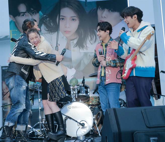 任賢齊（左）今現身力挺告五人簽唱會。（盧禕祺攝）