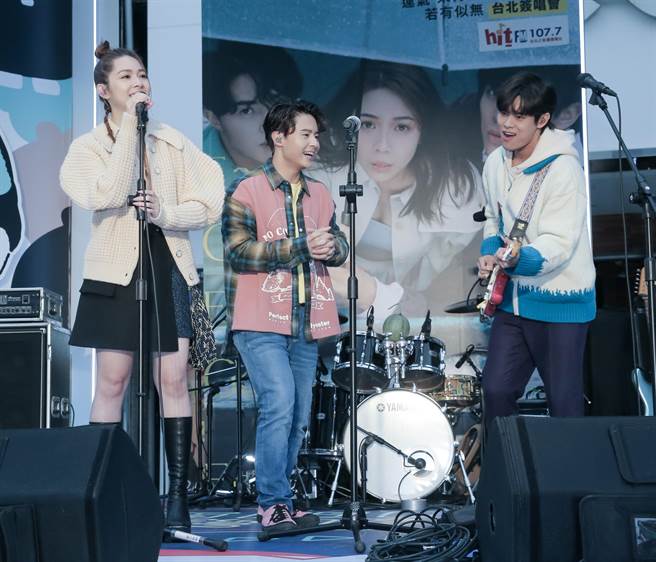 告五人今在西門町舉辦簽唱會。（盧禕祺攝）