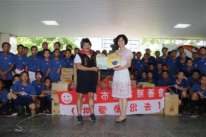 高雄微笑慈善会理事长黄淑娟（左）不只关怀弱势及街友，她对学生棒球也相当重视，每年都捐赠大量物资及善款给各所学校棒球队。（本报资料照）