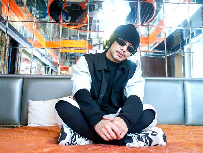 黄明志出道13年，凭藉毅力及家人支持走到现在。（粘耿豪摄）