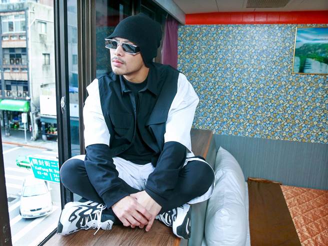 黄明志出道13年，凭藉毅力及家人支持走到现在。（粘耿豪摄）