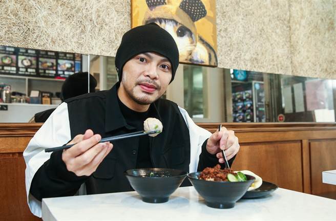 黄明志刚出道时连一碗滷肉饭都舍不得吃。（粘耿豪摄）