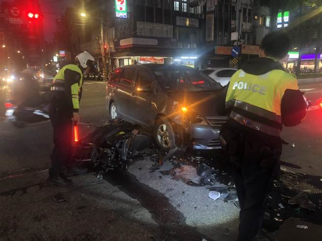 34歲陳姓男子今（2日）下午5時許，開車行經新北市中和區連城路要左轉板南路，疑因未禮讓直行車輛，遭21歲黃姓男子騎乘的機車攔腰撞上。（翻攝）