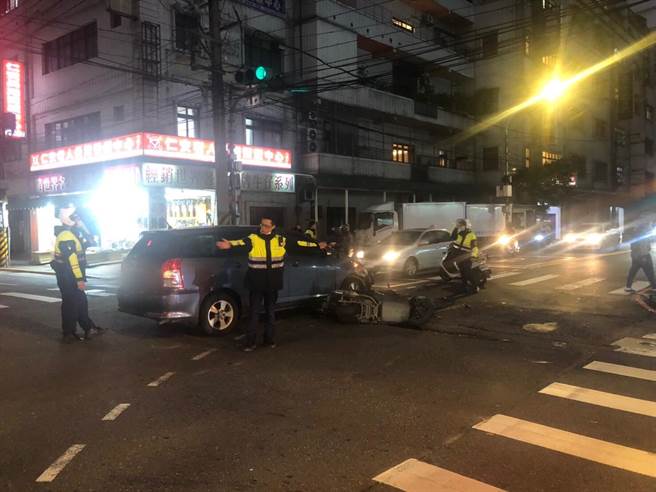34歲陳姓男子今（2日）下午5時許，開車行經新北市中和區連城路要左轉板南路，疑因未禮讓直行車輛，遭21歲黃姓男子騎乘的機車攔腰撞上。（翻攝）