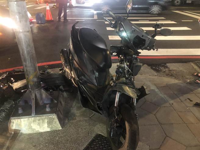 34歲陳姓男子今（2日）下午5時許，開車行經新北市中和區連城路要左轉板南路，疑因未禮讓直行車輛，遭21歲黃姓男子騎乘的機車攔腰撞上。（翻攝）