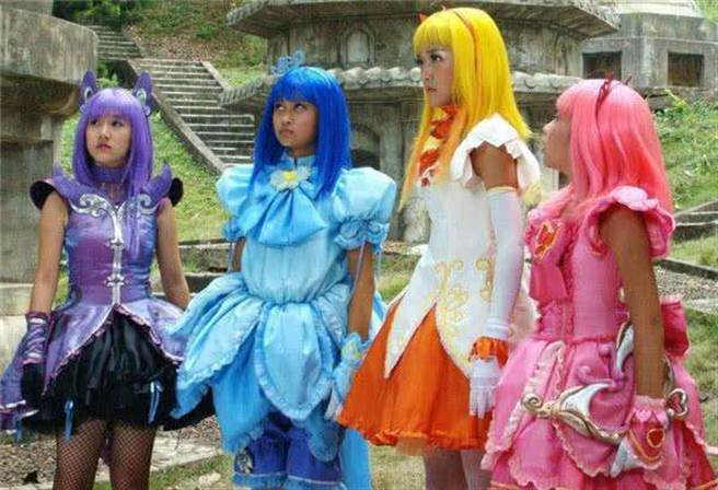 孙侨潞（左2）在《巴啦啦小魔仙》饰演凌美琪。（图／微博）