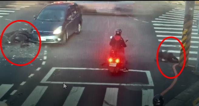 機車猛撞左轉轎車 騎士拋飛1層樓高甩5米遠落地 奇蹟輕傷（翻攝畫面）