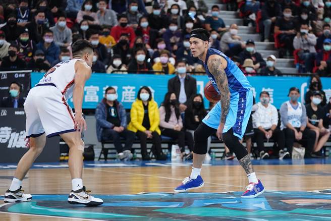 富邦射手張宗憲(右)今晚拿下20分，其中末節包辦15分。(富邦勇士提供)