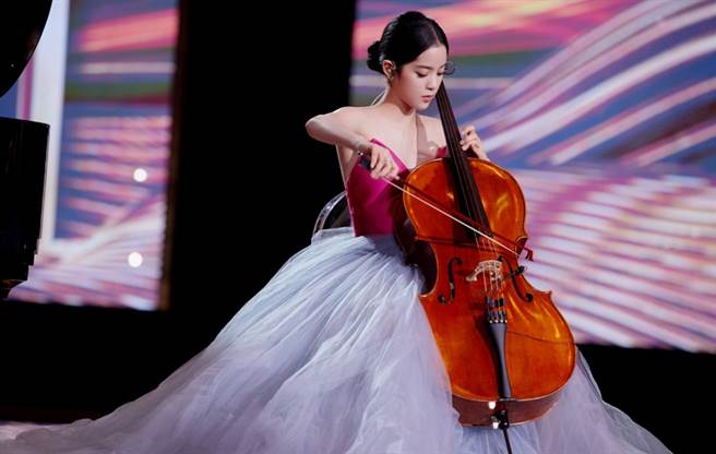 欧阳娜娜跨年夜登上央视表演大提琴。（图／微博@欧阳娜娜工作室）