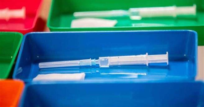 以色列先前宣布，採用美国药厂辉瑞与德国药厂BioNTech合作研发的新冠疫苗，并展开全国接种计划，截至１月1日，已有近100万人接种，其中240人注射后染疫。（图／路透社）