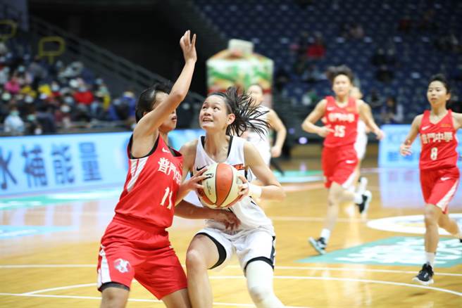 淡商「一姊」郭虹廷（右）32分、8篮板，连4场上双。(高中体总提供) 