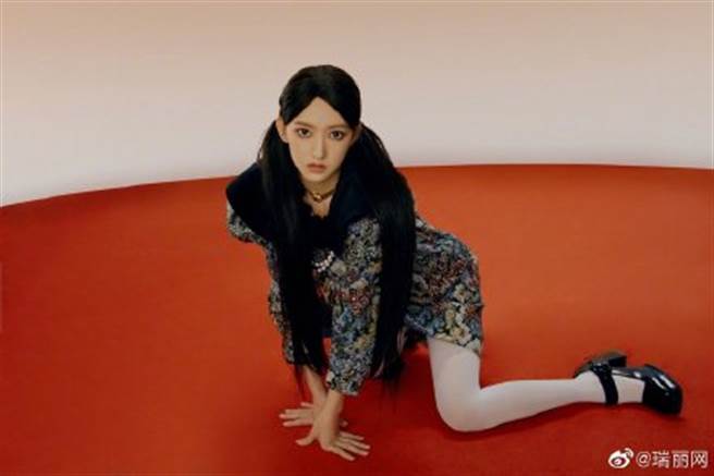 程瀟為了宣傳單曲特別拍攝一組復古洋娃娃時尚大片。（圖／摘自微博@瑞丽网）