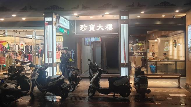 基隆KTV惊传民眾持玩具枪及刀械互砍 3男急送医 已有6人遭逮捕。（翻摄照片／吴康玮基隆传真）