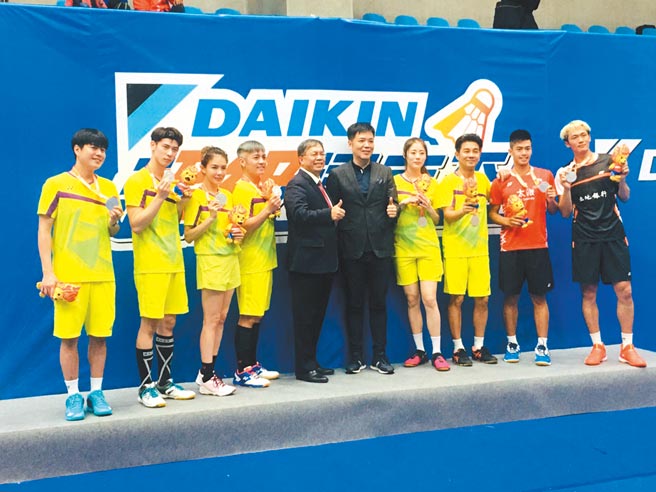 和泰兴业总经理林鸿志（左五起）、中华羽协理事长张国祚为明星队颁发奖牌。图／业者提供
