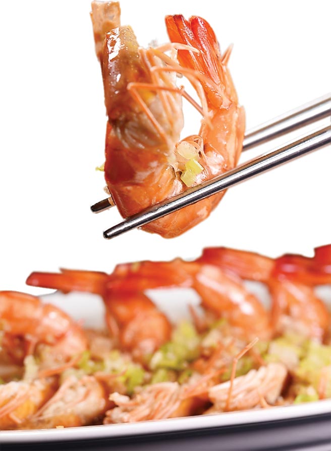 〈蒜蓉蒸蝦〉是以體型較大的草蝦入饌，吃來較有「肉感」。圖／姚舜