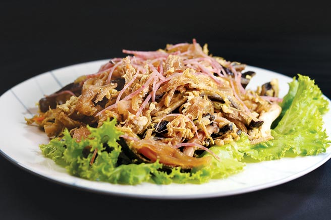 〈桂花魚翅〉是台菜經典老菜，也是費工手路菜，〈青葉〉菜單上仍有這道菜。圖／姚舜