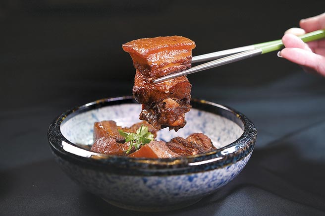 〈嚕肉〉是〈青葉〉排名第一的人氣菜餚。圖／姚舜