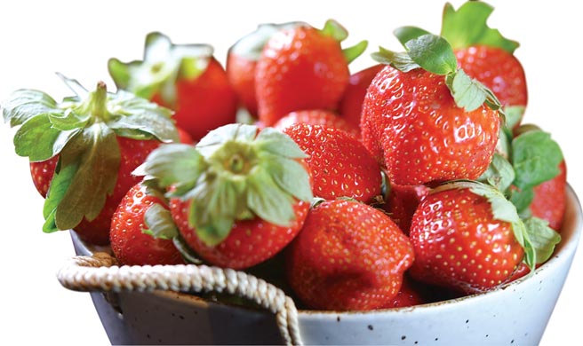 台北晶华酒店「超级杯草莓季」，是以果形大而饱满、滋味甜美的苗栗大湖「香水草莓」入馔，作出各式咸甜草莓美食。图／姚舜