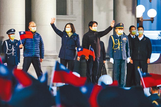 蔡英文总统（左）、副总统赖清德（左二）1日出席府前广场「中华民国110年元旦总统府升旗典礼」，2人手持国旗一同向台下来宾挥手致意。（郭吉铨摄）